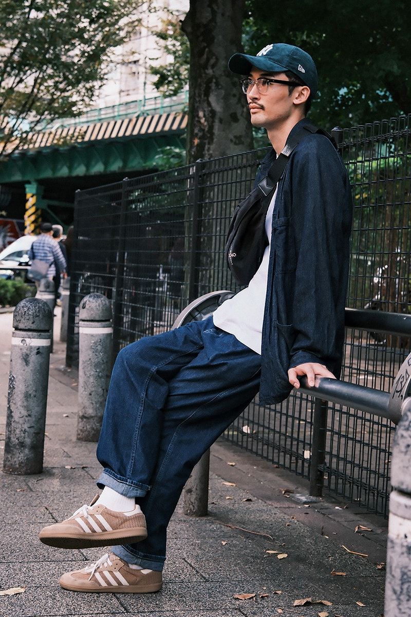 シャツ、Tシャツ、デニム＝すべてユニクロ　スニーカー＝アディダスオリジナルス　バッグ＝ケンゾー