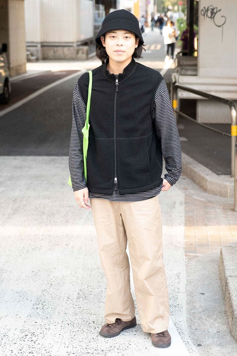 ベスト、パンツ=ともにスティルバイハンド カットソー=スティーブンアラン スニーカー=アディダス オリジナルス