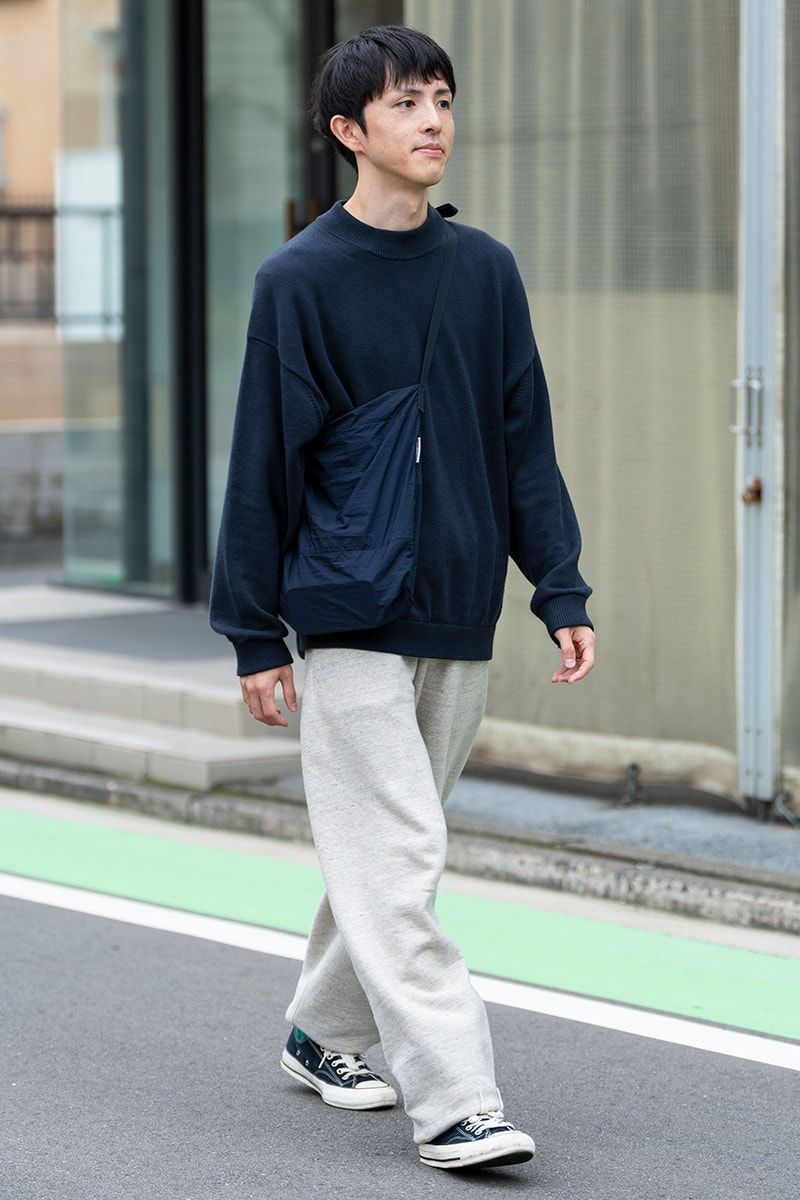 ニット＝スティーブンアラン　パンツ、バッグ＝ともにエンズアンドミーンズ　スニーカー＝コンバース