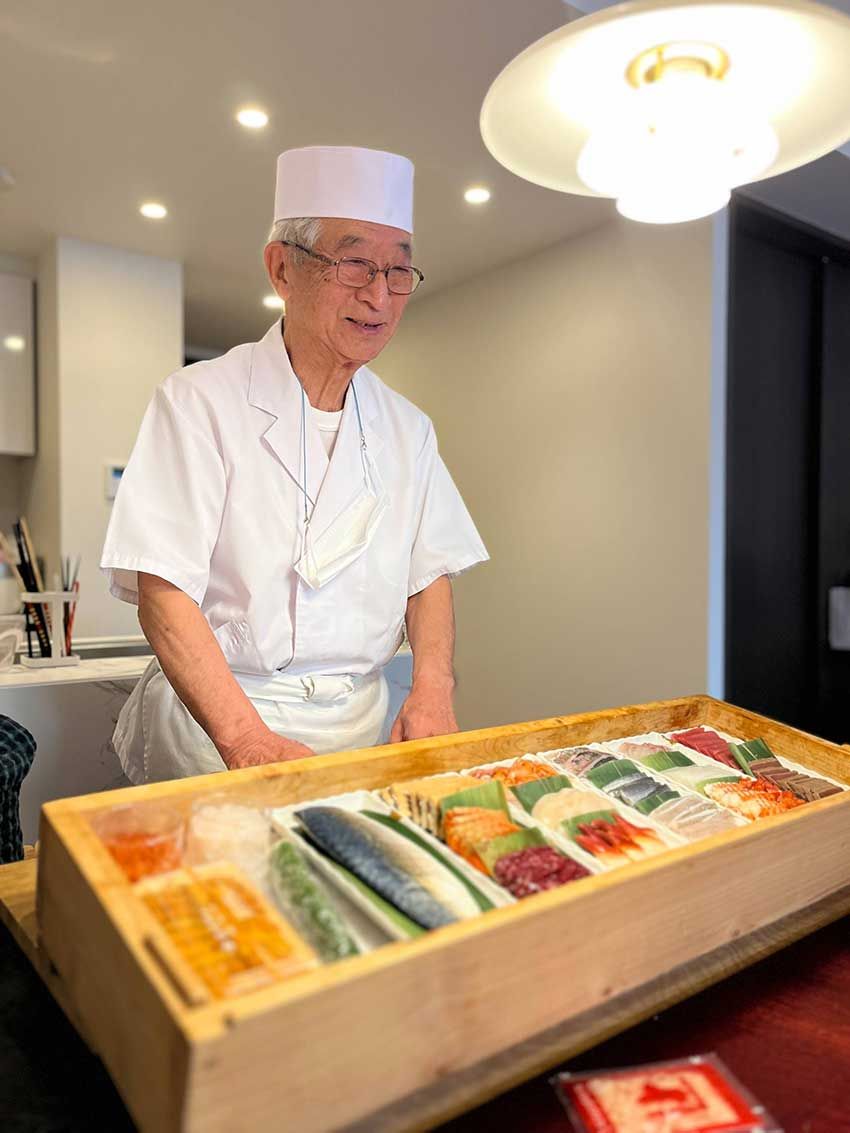 出張寿司では、お客さんの自宅などプライベートの場で握ることが多い（写真／河野透さん提供）