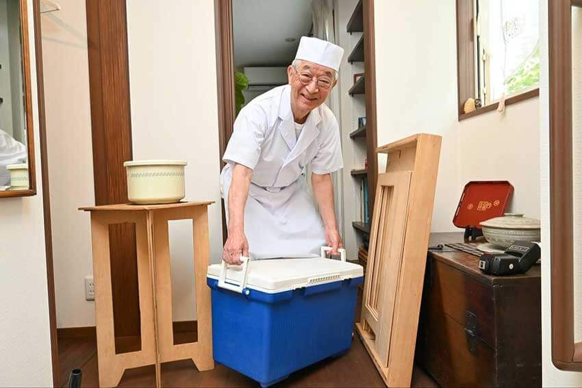 組み立て式の作業台やテーブル、重ねて運べるネタケースは自作して初期費用を抑えたという（撮影／大澤誠）