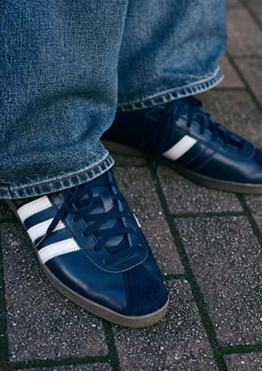 アディダスの薄底だからバランスが良い！旬の“ローテク”でコーデを彩った3人の男たち - 1枚目の画像