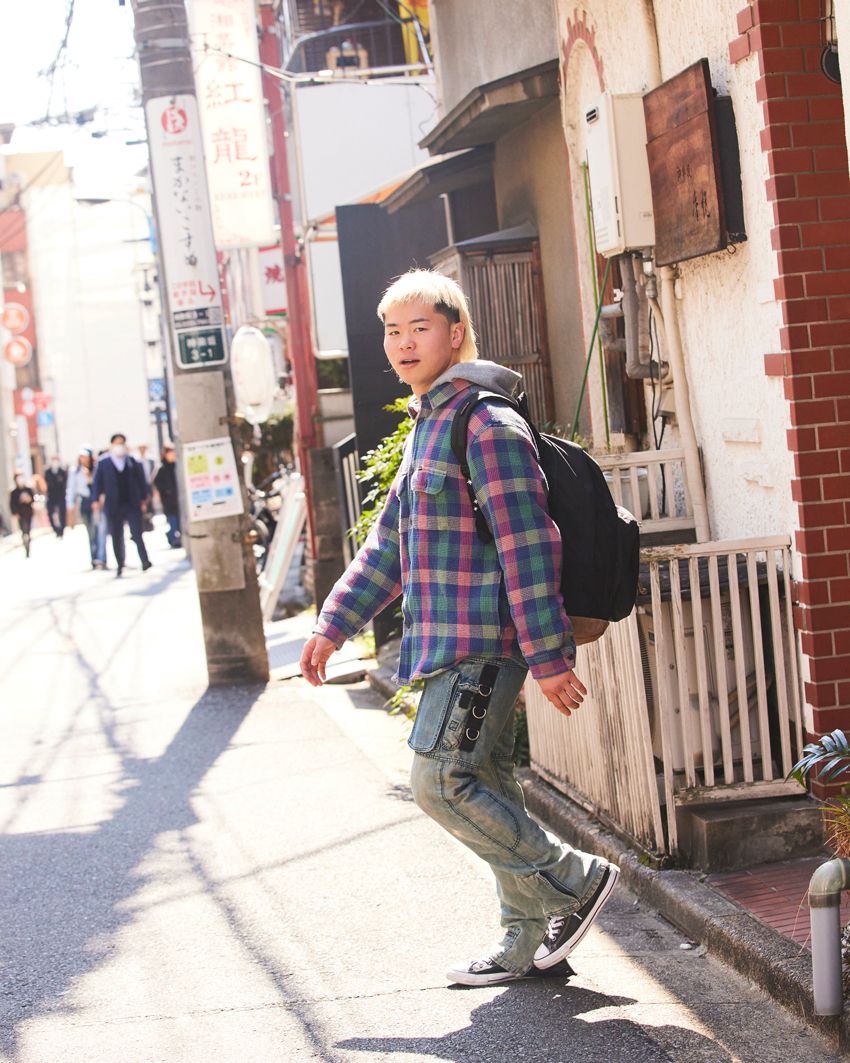 「私服見せてください」那須川天心に突撃パパラッチ！古着デニム、クロムハーツ仕様のスニーカーを愛用中だった - 1枚目の画像