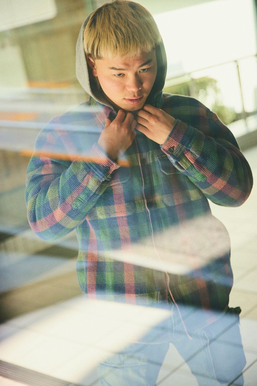 「私服見せてください」那須川天心に突撃パパラッチ！古着デニム、クロムハーツ仕様のスニーカーを愛用中だった - 42枚目の画像