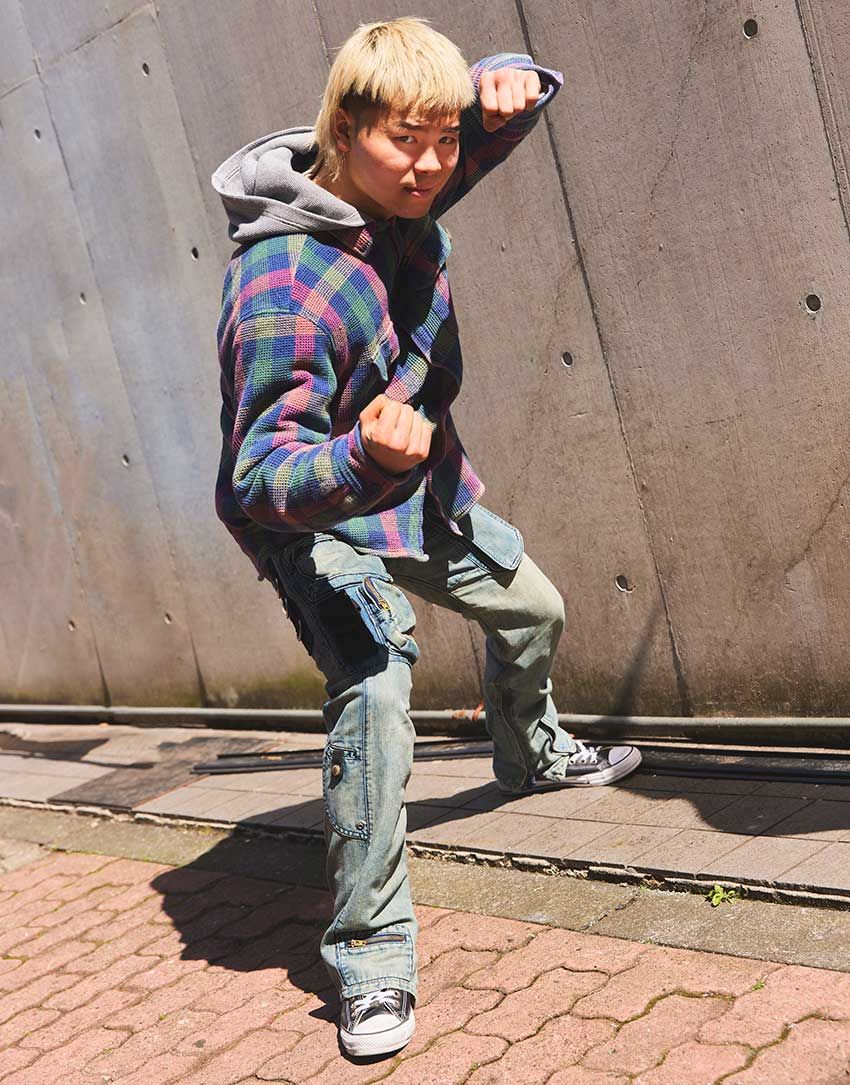 「私服見せてください」那須川天心に突撃パパラッチ！古着デニム、クロムハーツ仕様のスニーカーを愛用中だった - 19枚目の画像