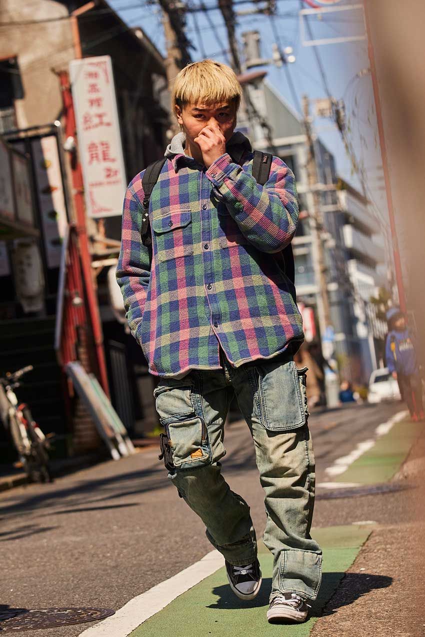 「私服見せてください」那須川天心に突撃パパラッチ！古着デニム、クロムハーツ仕様のスニーカーを愛用中だった - 24枚目の画像