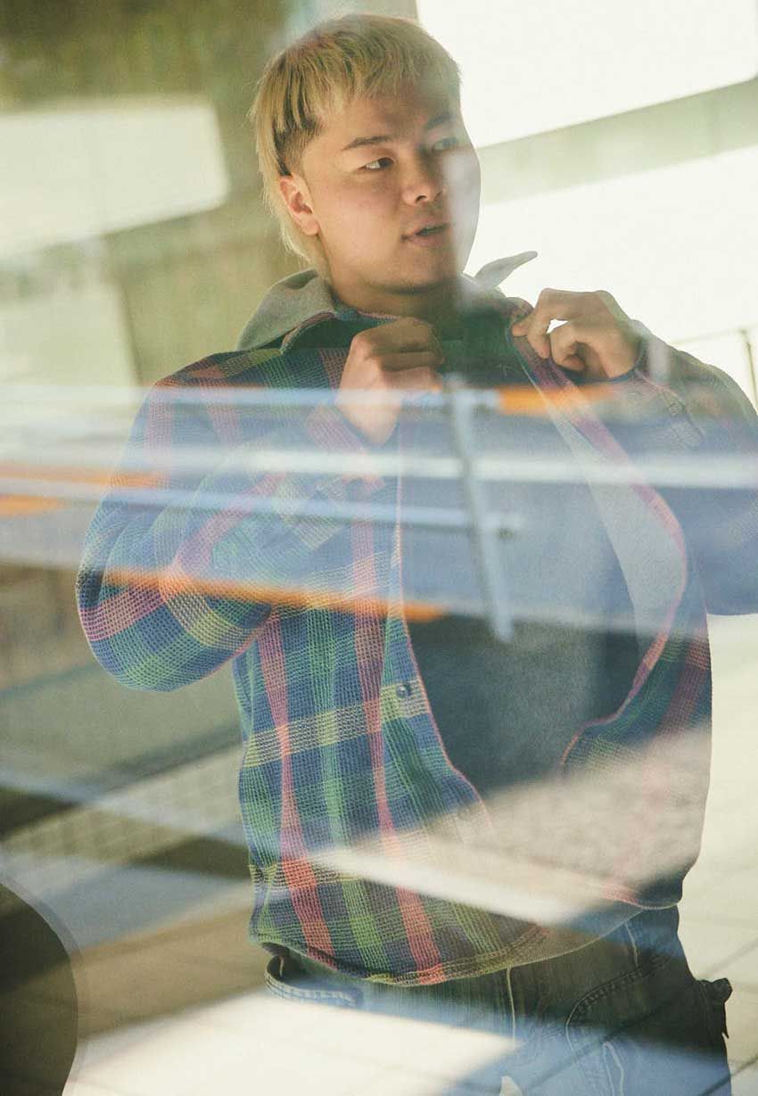 「私服見せてください」那須川天心に突撃パパラッチ！古着デニム、クロムハーツ仕様のスニーカーを愛用中だった - 7枚目の画像