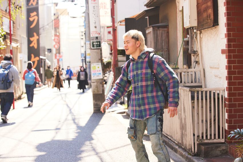 「私服見せてください」那須川天心に突撃パパラッチ！古着デニム、クロムハーツ仕様のスニーカーを愛用中だった - 22枚目の画像