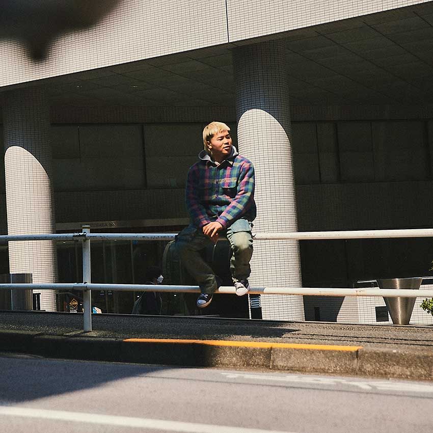 「私服見せてください」那須川天心に突撃パパラッチ！古着デニム、クロムハーツ仕様のスニーカーを愛用中だった - 14枚目の画像