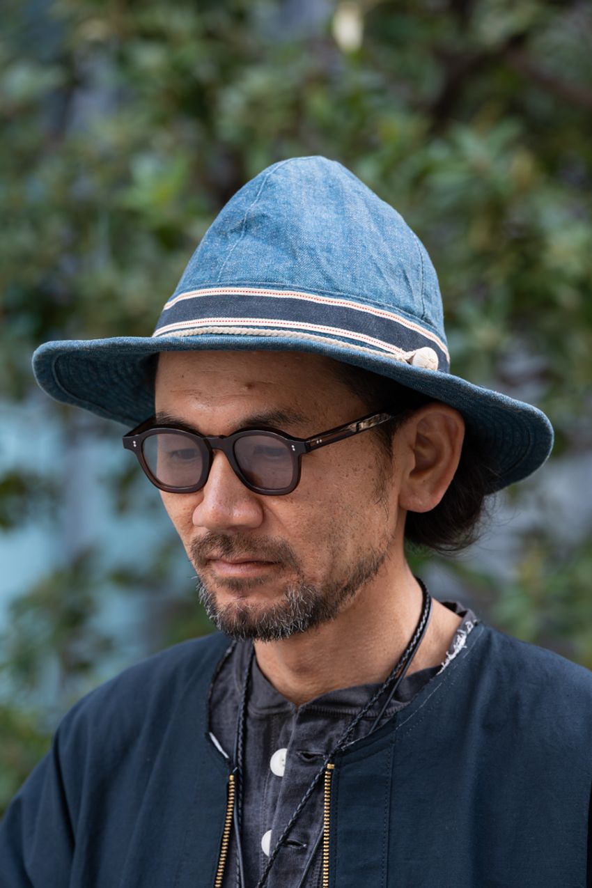 洒落た大人たちの“ハット”スタイル3選をスナップで。コーデの“締め”にもアクセントにも！ - 5枚目の画像