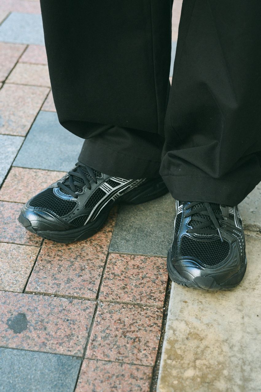 街角で「それどこのブランド？」と思わず聞いた“ブラックスニーカー”3選！汎用性＆デザイン性も抜群 - 5枚目の画像
