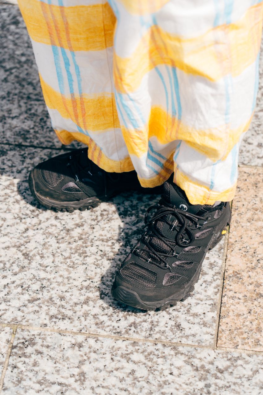 街角で「それどこのブランド？」と思わず聞いた“ブラックスニーカー”3選！汎用性＆デザイン性も抜群 - 3枚目の画像