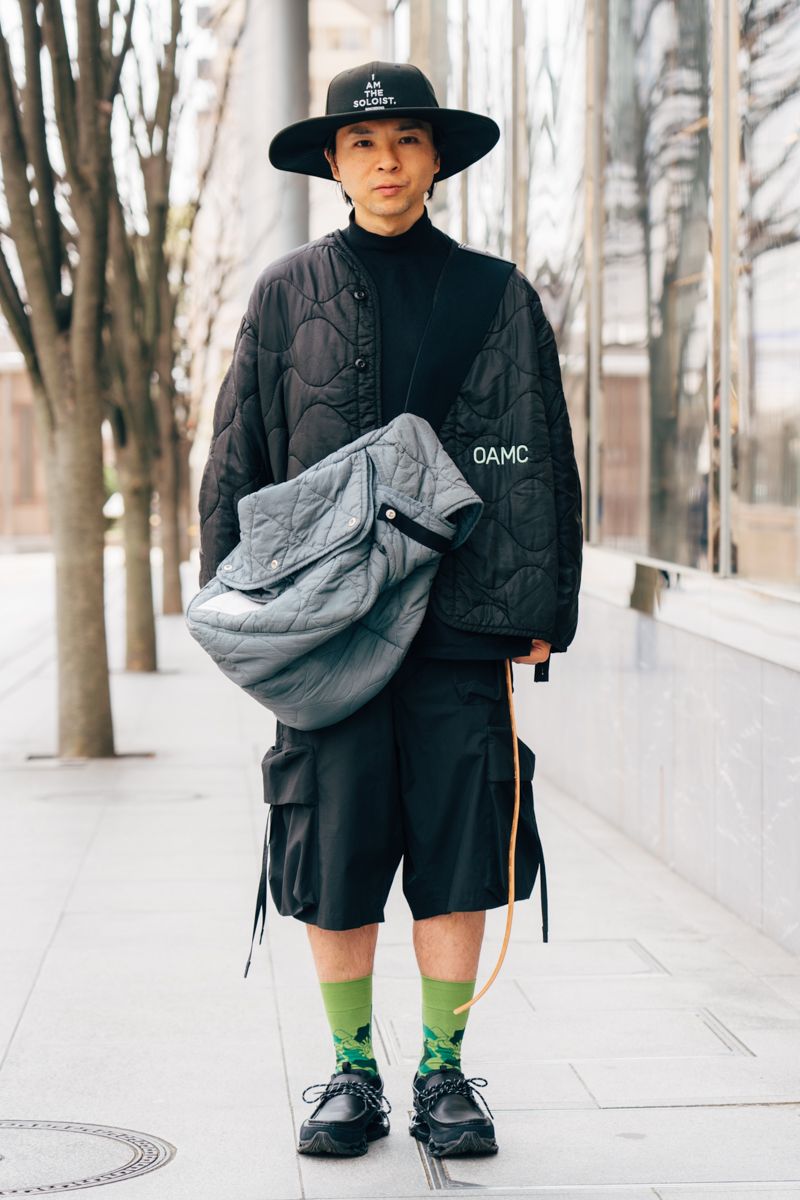 ジャケット、パンツ、バッグ＝すべてオーエーエムシー　カットソー＝フレッシュサービス　シューズ＝ミズノ　帽子＝タカヒロミヤシタザソロイスト．　ベルト＝ヘドメイナー