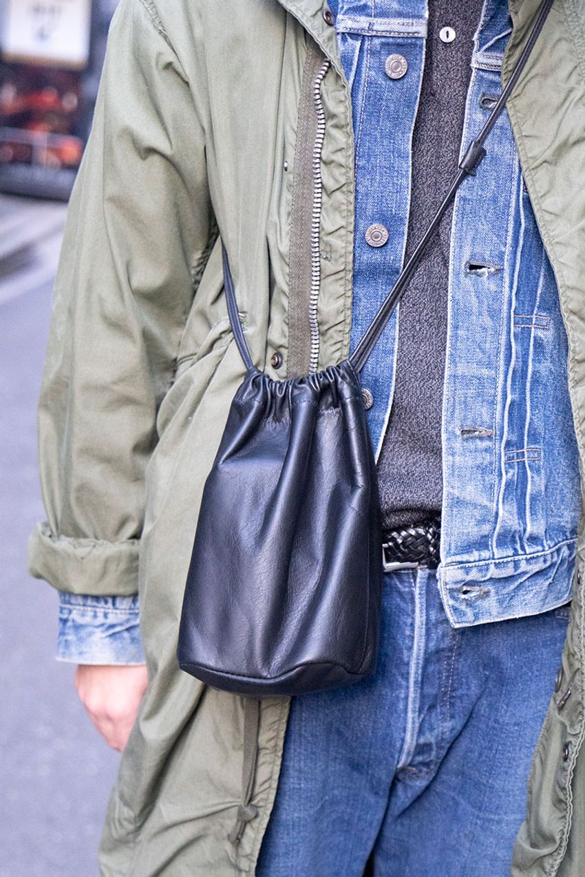 トレンドの「斜め掛けバッグ」、洒落者たちが実践した取り入れ方とブランド選び - 3枚目の画像