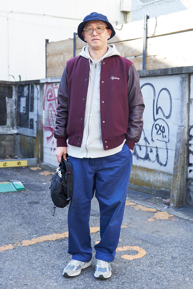 ブルゾン、パーカ、パンツ、バッグ=すべてシュプリーム シューズ=ニューバランス 帽子=エフティーシー 眼鏡=ゾフ×ジャーナルスタンダード