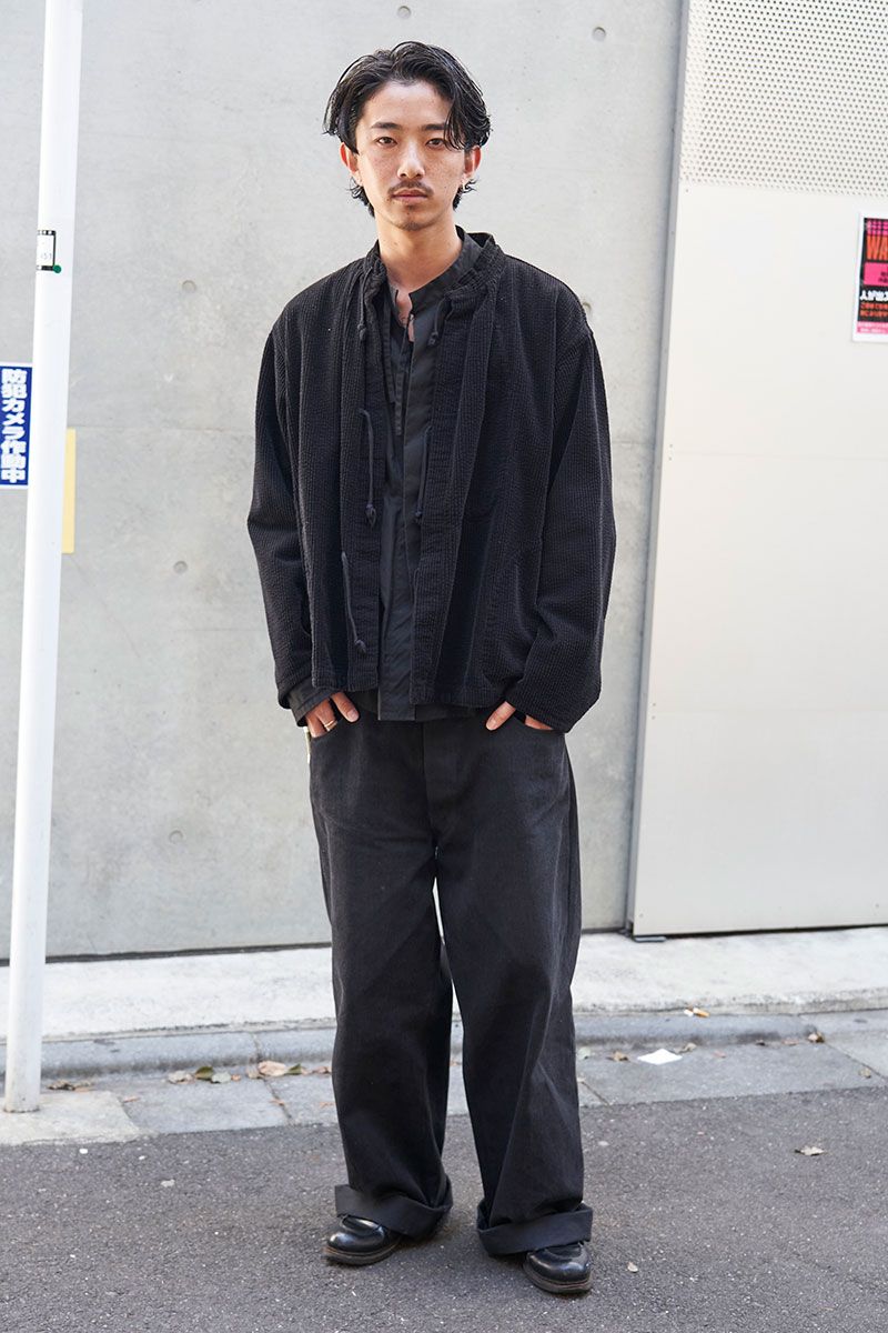  ジャケット、パンツ＝ともにエマノン　シャツ＝ウェルダー　シューズ＝パラブーツ　ピアス、バングル、リング＝すべて エマノン×ジュエラーズ 