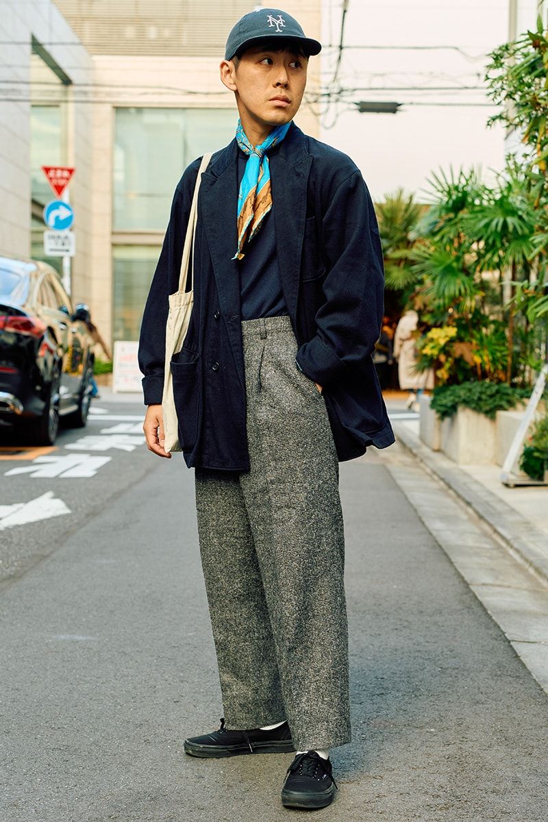 ジャケット=エンジニアド ガーメンツ ニット=エイトン パンツ=イートウツ バッグ=不明 スニーカー=ヴァンズ 腕時計=カシオ