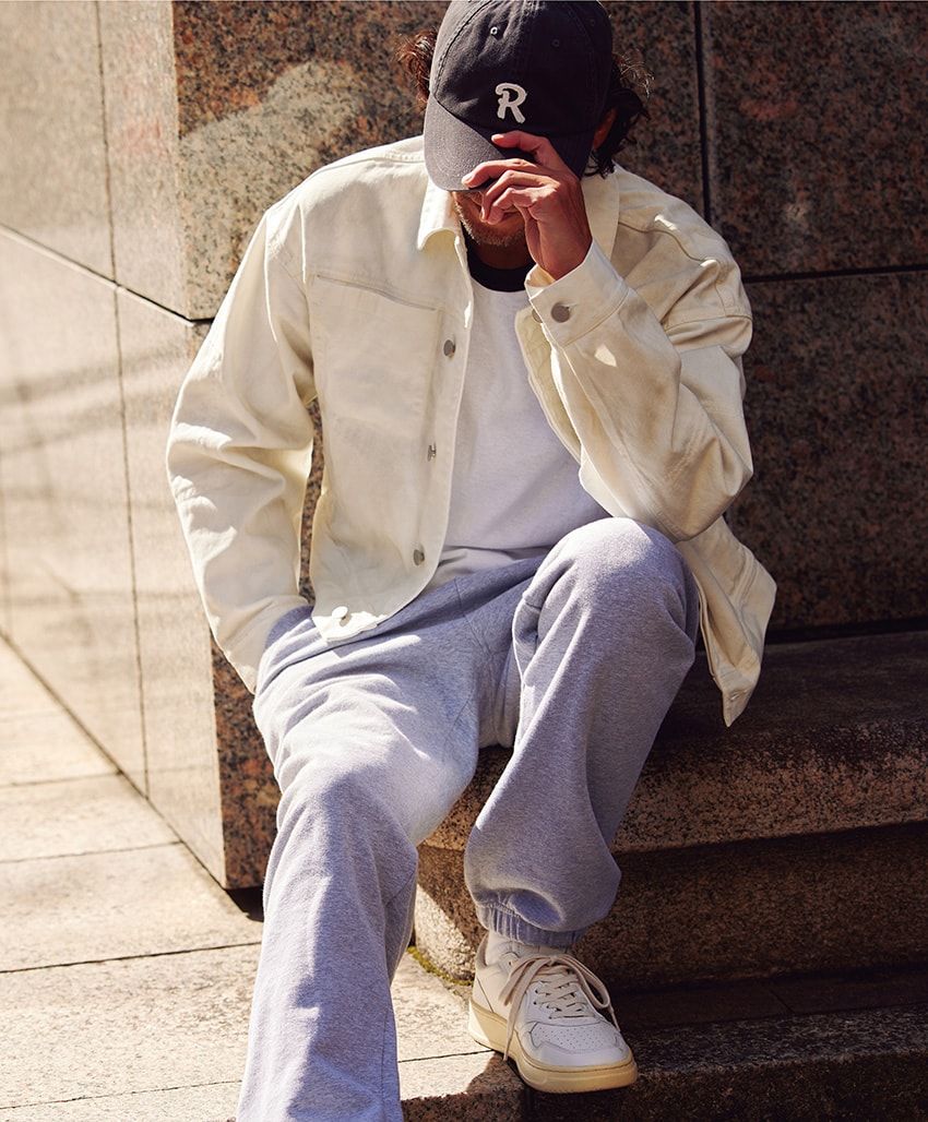 デニムジャケット6万8200円／エンタイア ストゥディオス（ジュン　0120-298-133）、Tシャツ5940円／ペニーズ（セル ストア　03-6459-3932）、パンツ5555円／ユナイテッドアスレ（キャブ　info@cabclothing.co.jp）、キャップ8800円／RHC ロンハーマン　0120-008-752、スニーカー3万3000円／オートリー（トヨダトレーディング　03-5350-5567）