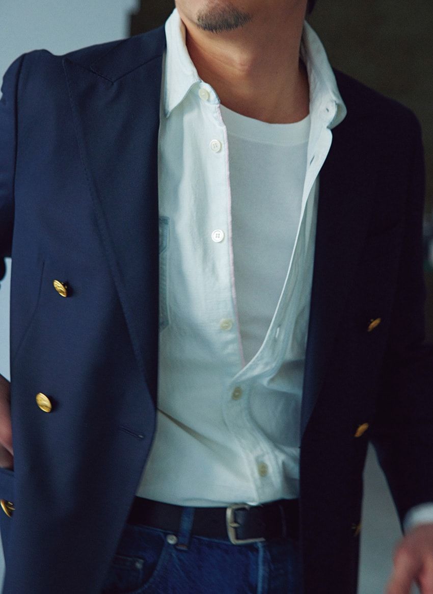 デニムシャツ3万5200円／モモタロウジーンズ（ジャパンブルー　086-486-0002）、ジャケット9万2400円／ブルックス ブラザーズ（ブルックス ブラザーズ ジャパン　0120-02-1818）、カットソー9460円／MHL.　03-5785-6445、デニム3万5200円／A.P.C.　0120-500-990、ベルト2万8600円／J&M デヴィッドソン　03-6809-2422