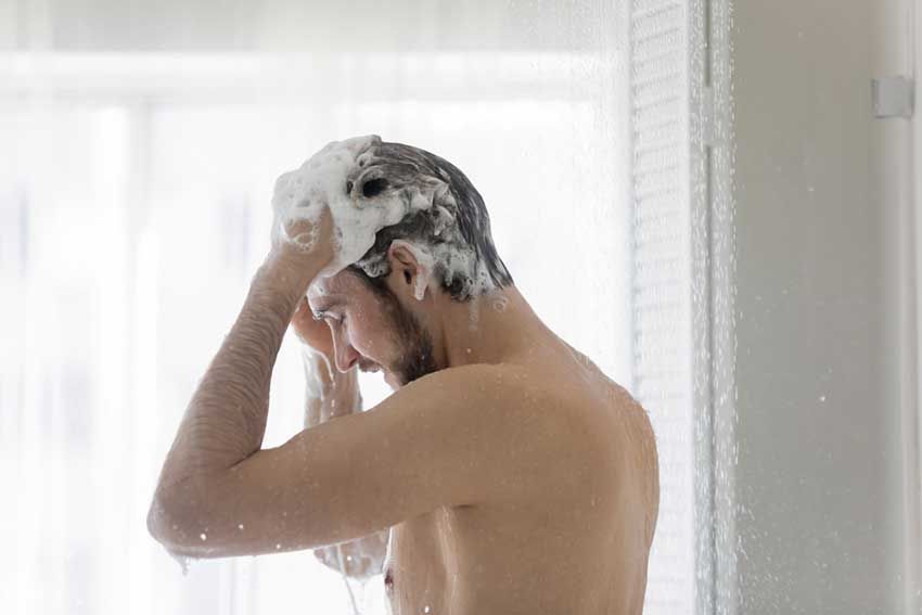 40代以上の男性に多い「脂漏性皮膚炎」。ベタつくフケ、頭皮のかゆみ……放置するとヤバい理由 - 6枚目の画像