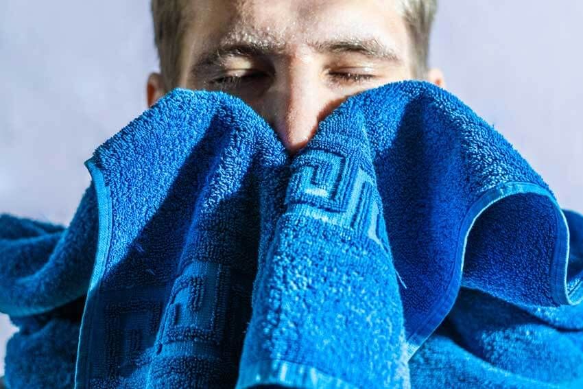 40代以上の男性に多い「脂漏性皮膚炎」。ベタつくフケ、頭皮のかゆみ……放置するとヤバい理由 - 5枚目の画像