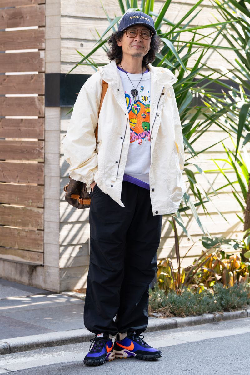 パーカ、パンツ=ともにユニフォームアウトドアスタンダード スウェット=古着 Tシャツ=レッドグッドスピード シューズ=ナイキ 帽子=ニューエラ 眼鏡、ネックレス=ともにヴィンテージ バッグ=ルイヴィトン 腕時計=シーダブリューシー リング=不明