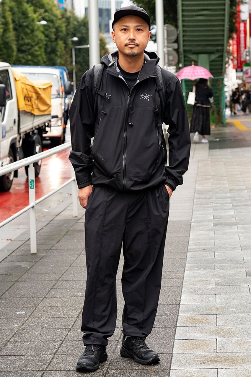 春も大活躍「アークテリクス」のシェル！ダークで都会的な装いに仕上げた3名をスナップ - 2枚目の画像