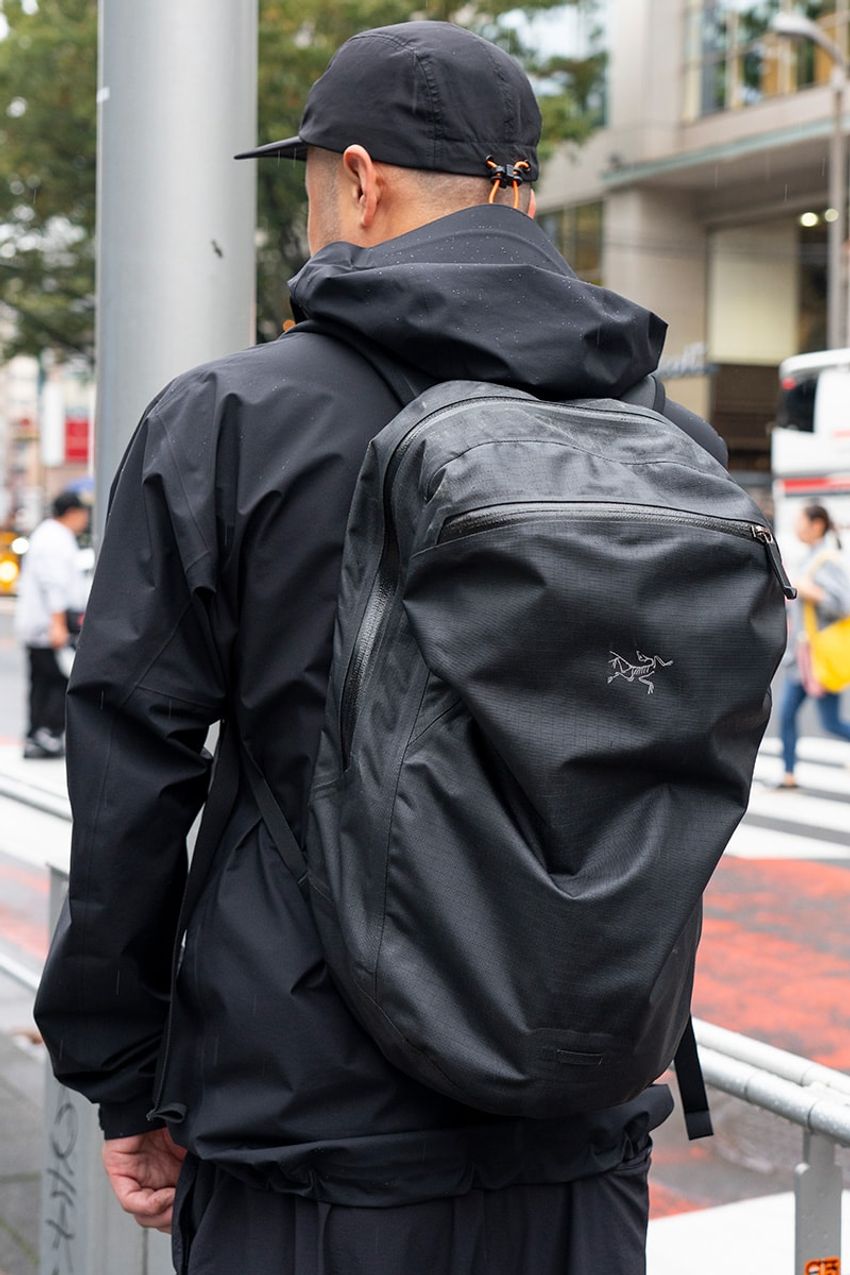 春も大活躍「アークテリクス」のシェル！ダークで都会的な装いに仕上げた3名をスナップ - 3枚目の画像