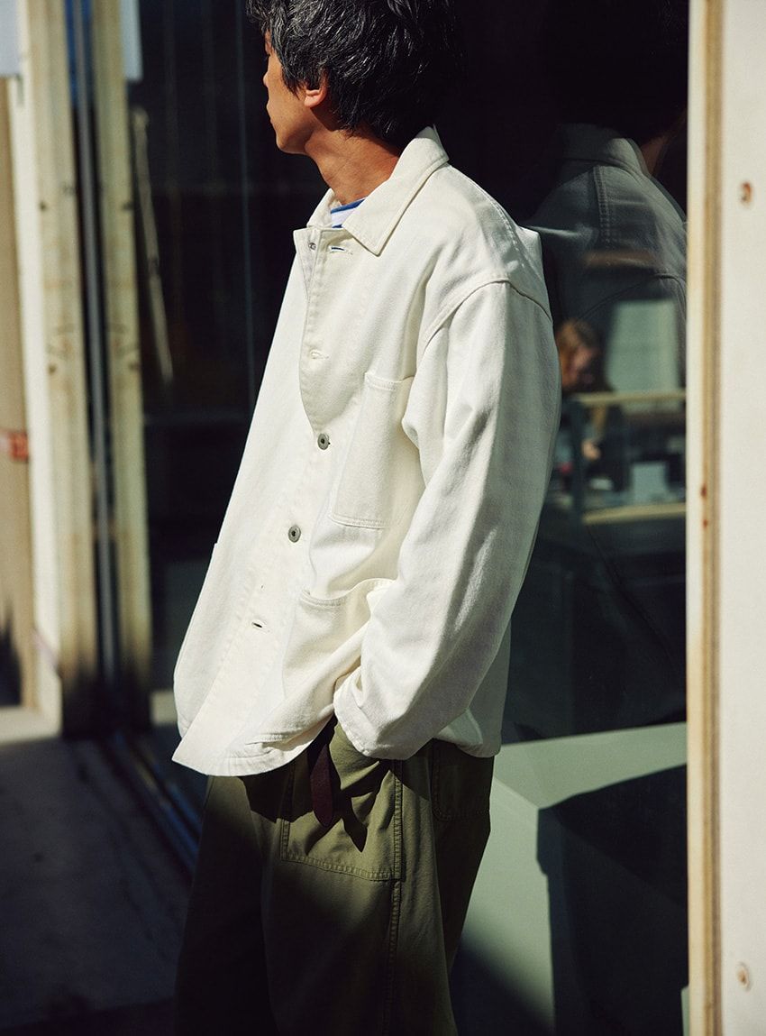 「デニム×ミリタリー」攻略の秘訣！アク強めのワイルドコーデは“白デニム”で引き算を - 2枚目の画像