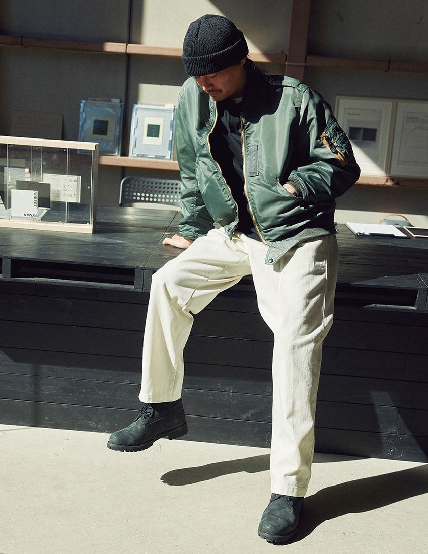 「デニム×ミリタリー」攻略の秘訣！アク強めのワイルドコーデは“白デニム”で引き算を - 3枚目の画像