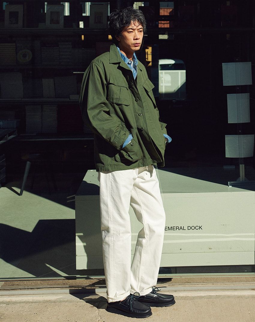 「デニム×ミリタリー」攻略の秘訣！アク強めのワイルドコーデは“白デニム”で引き算を - 4枚目の画像