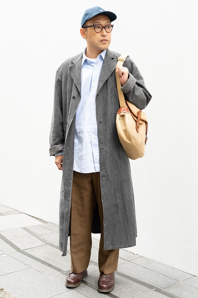 コート、パンツ＝ともに古着