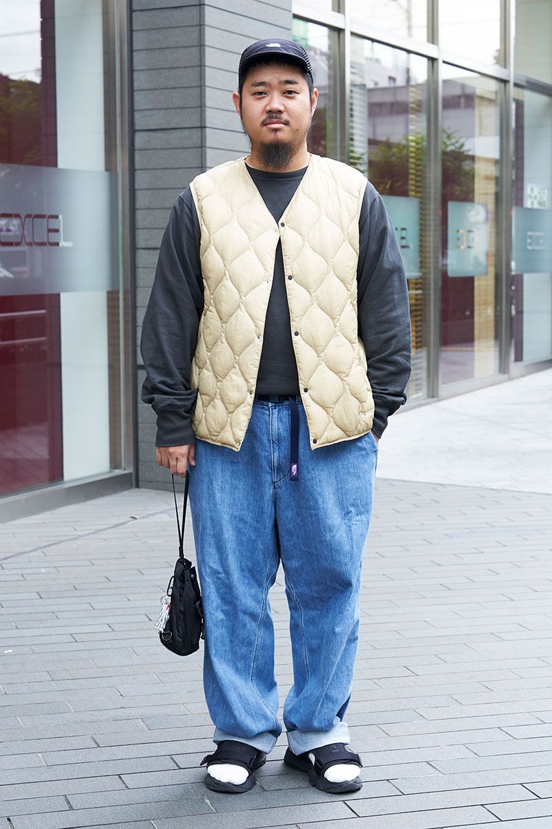 ベスト=エフシーイー カットソー 、ジャケット、スウェット、パンツ、シューズ、帽子=すべてザノースフェイス バッグ=ポーター