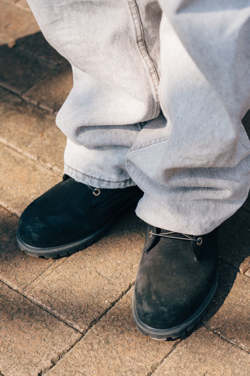 「黒ティンバーランド」の愛用者が増加中！王道カラーとは違う魅力を街角で調査 - 3枚目の画像