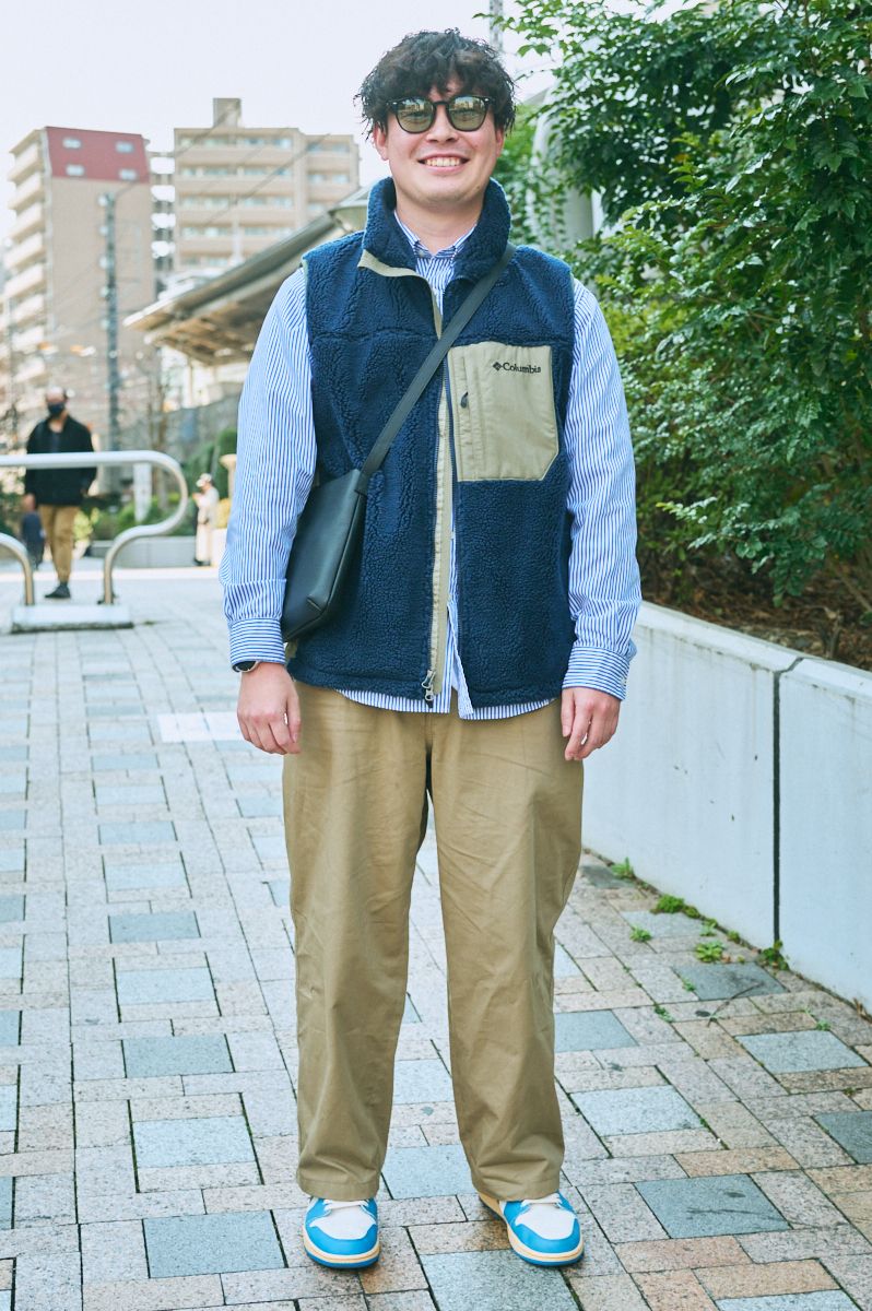 ベスト＝コロンビア　シャツ＝ビームス　パンツ＝ユニクロ　シューズ＝ナイキ　眼鏡＝レイバン　バッグ＝ハレ　腕時計＝フォスメット