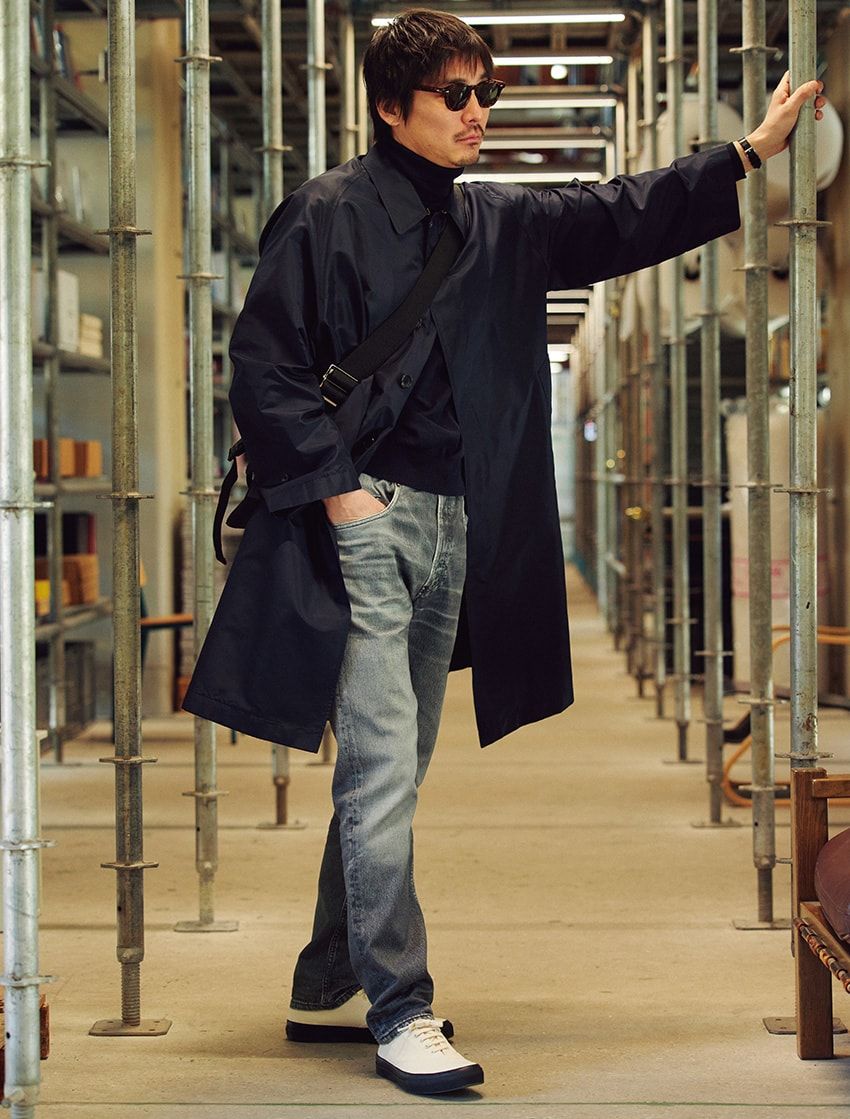 デニム6万1600円／ディーゼル（ディーゼルジャパン　0120-55-1978）、コート29万7000円／アナトミカ、スニーカー2万900円／ワクワ（ともにアナトミカ 東京　070-3144-0378）、ニット4万7300円／ジョン スメドレー（リーミルズ エージェンシー　03-5784-1238）、バッグ1万9800円／マンハッタンポーテージ（マンハッタンポーテージ トウキョウ　03-6419-0025）、サングラス5万1150円／ジュリアス タート オプティカル（コンティニュエ　03-3792-8978）