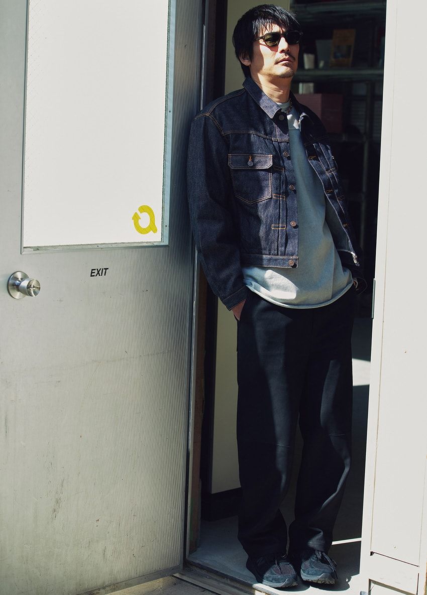 大人の濃紺デニムには“リッチなゴールド”を。ティファニーのアクセ＆パテックの腕時計で実践 - 1枚目の画像