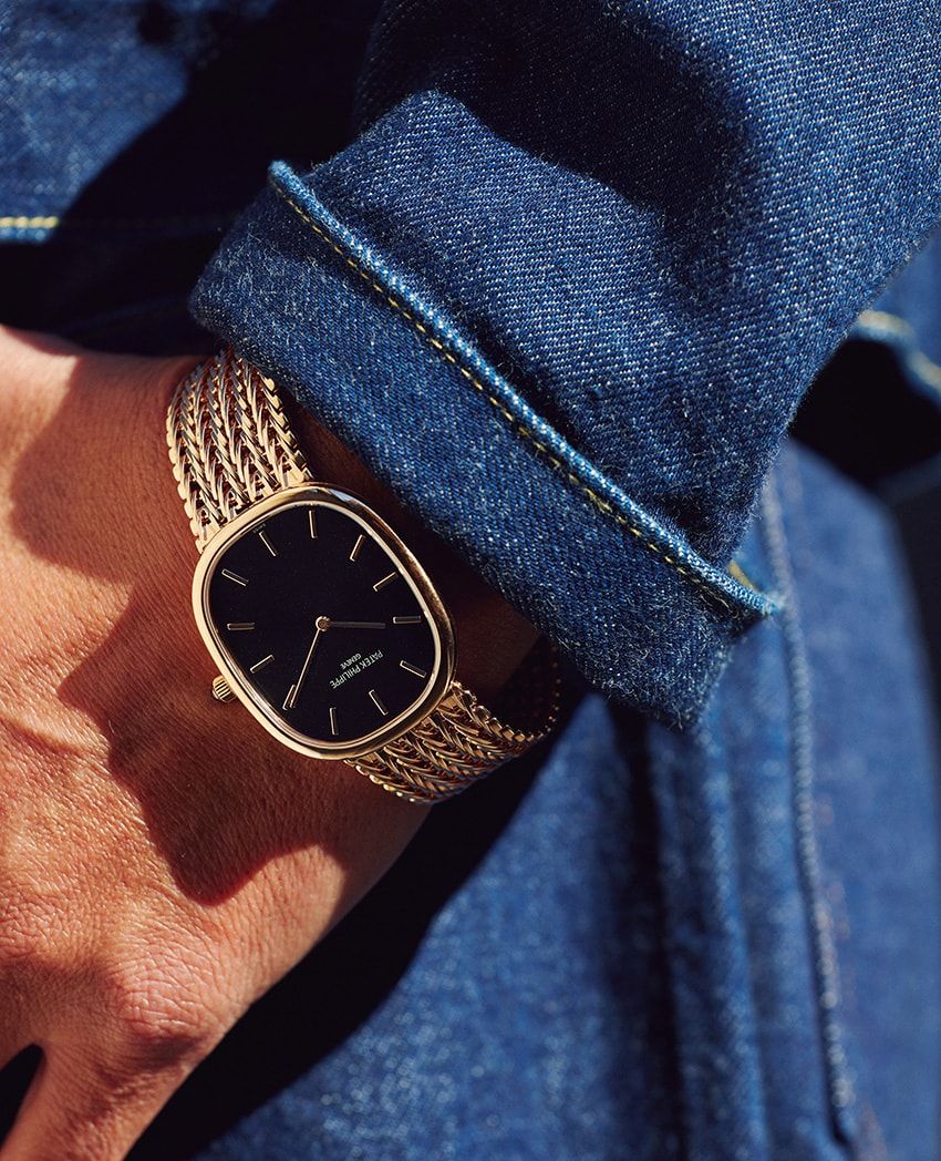 大人の濃紺デニムには“リッチなゴールド”を。ティファニーのアクセ＆パテックの腕時計で実践 - 4枚目の画像