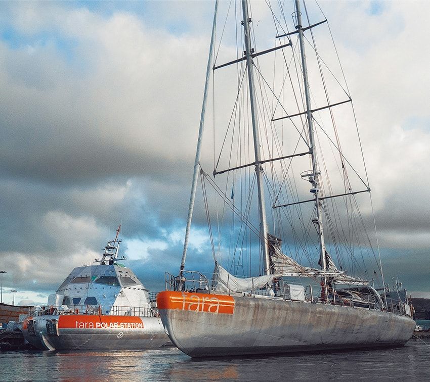 ブルターニュ地方にある母港ロリアン港でメンテナンス中のタラ号（右）とタラ極地ステーション。次の航海でタラ号は大西洋を西進し、パナマ運河を越え日本にやってくる。© Thomas Larrat // Fondation Tara Océan