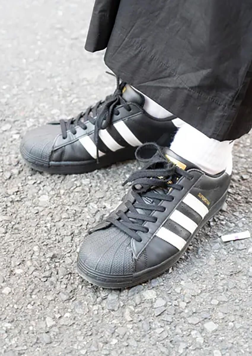 “白の三本ライン”は最高のアクセント！「ブラックアディダス」でキメた洒落者3名 - 1枚目の画像