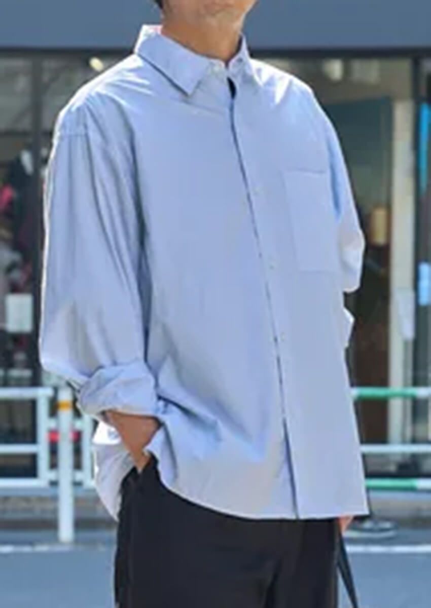 【2025年春】街角の“青シャツコーデ”3選、最新版！洒落た大人たちは今、こう着こなしていた - 1枚目の画像