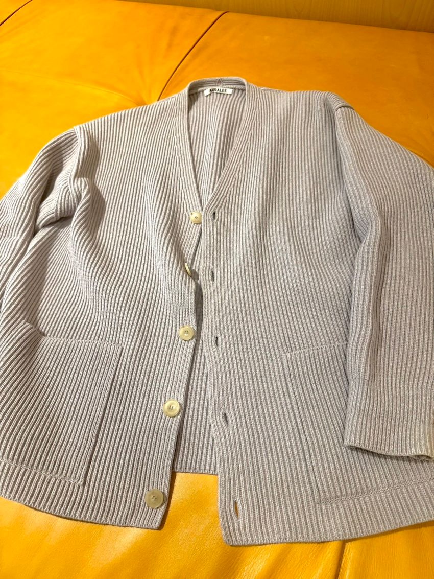 「オーラリー」のカーディガン（藤井 私物）