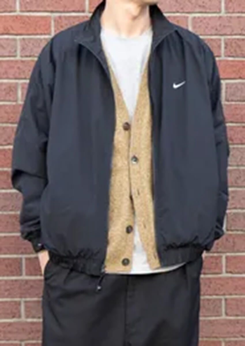 春のブラックコーデは“インナー”で差がつく！中に着込んだのはGジャン、カーディガンetc. - 1枚目の画像