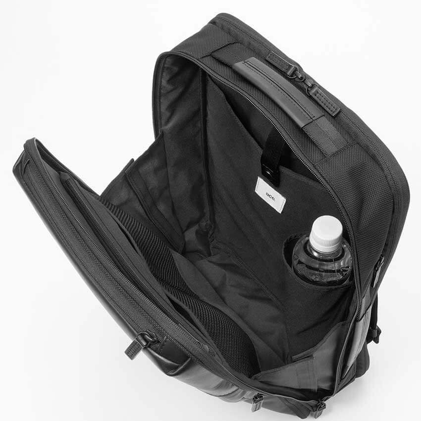 メインコンパートメントは大口に開く仕様で、ボトルホルダーやメッシュポケットなどあらゆる荷物の収納に長けています（写真：エース）
