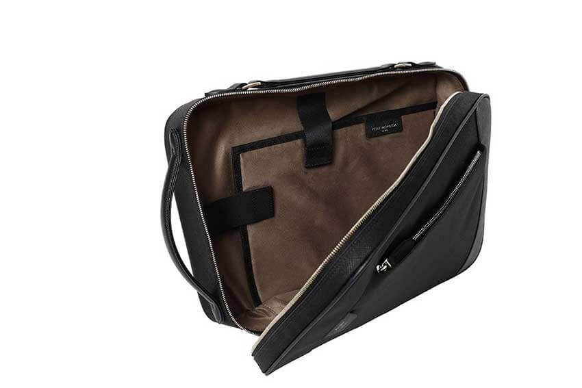 横型のブリーフバッグとしても持ち運びのできる2WAY仕様。ケースバイケースで使い分けられる点も魅力です。（写真：ペッレ モルビダ）