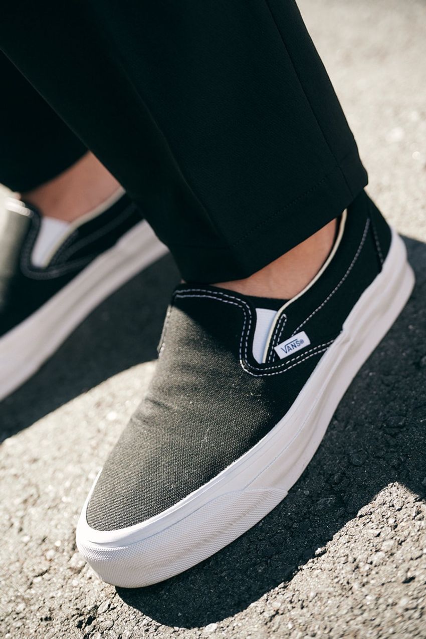 スポーティで軽快！「シャカシャカなブルゾン」を“オール黒”で仕上げた街角の大人たち - 6枚目の画像