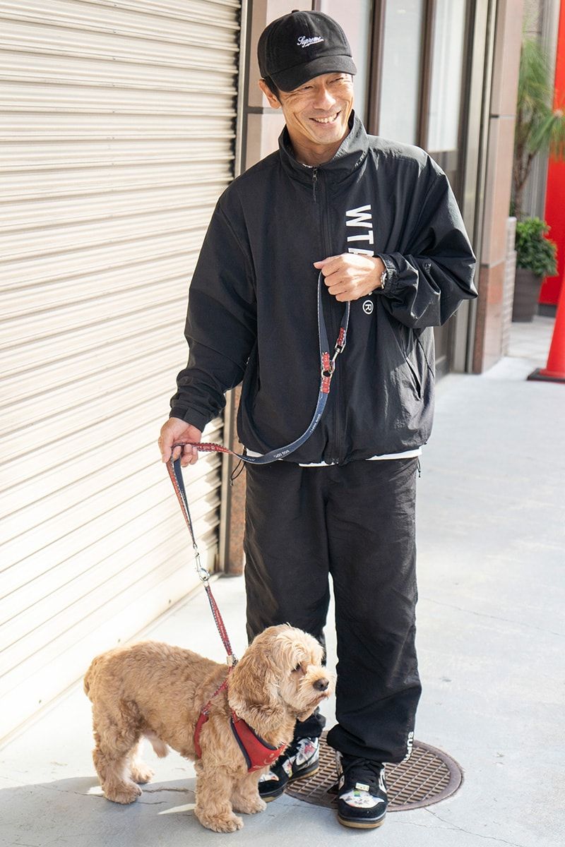 ジャケット＝ダブルタップス　パンツ＝シュプリーム　スニーカー＝ナイキ × シュプリーム　腕時計＝オメガ