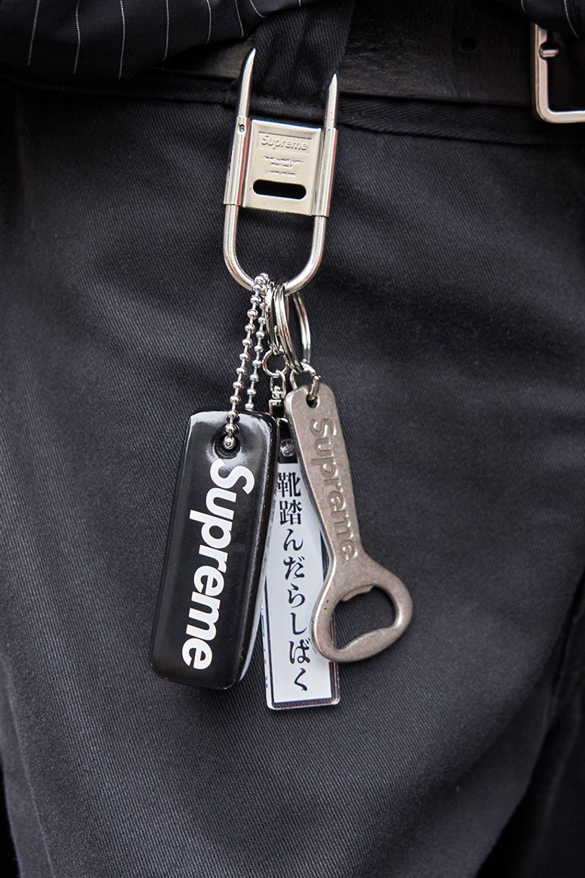 スポーティで軽快！「シャカシャカなブルゾン」を“オール黒”で仕上げた街角の大人たち - 3枚目の画像