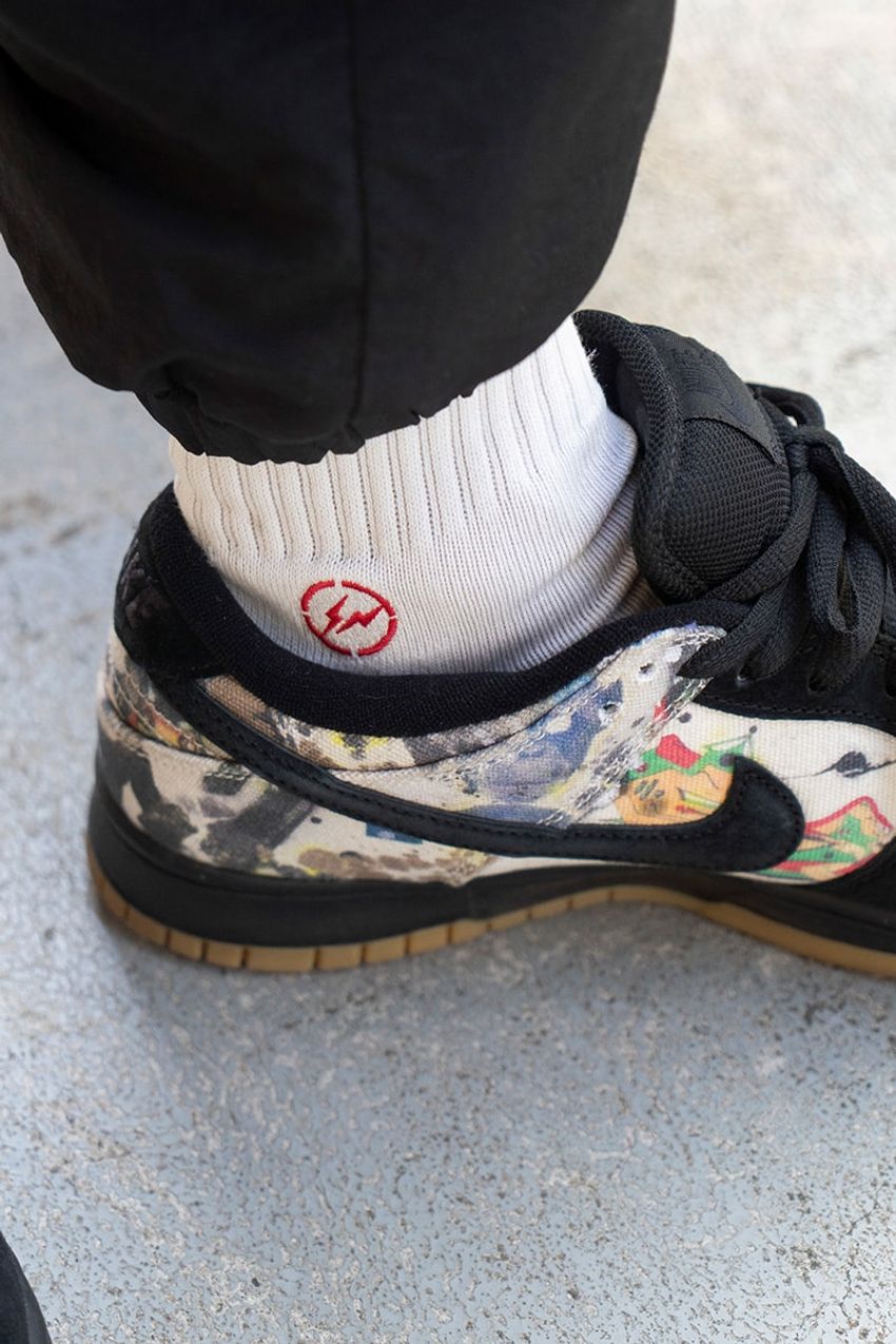 スポーティで軽快！「シャカシャカなブルゾン」を“オール黒”で仕上げた街角の大人たち - 9枚目の画像