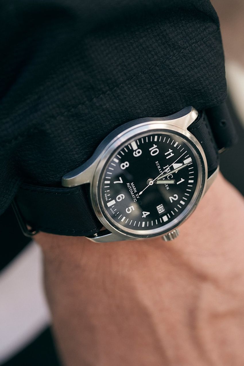 スポーティで軽快！「シャカシャカなブルゾン」を“オール黒”で仕上げた街角の大人たち - 7枚目の画像